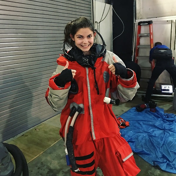 3. Она делает все, чтобы стать членом экипажа, который в 2033 году должен будет отправится на Марс.