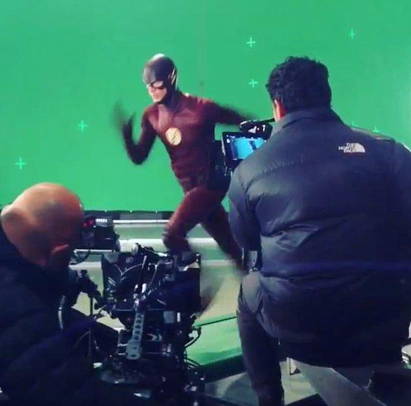 23. Grant Gustin'in The Flash dizisinde hızlı koştuğu sahnelerin çekiminden bir fotoğrafı.