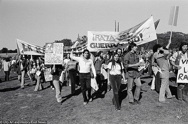 54. Latinlerin insan hakları ihlallerini protesto ediyorlar. - 1971