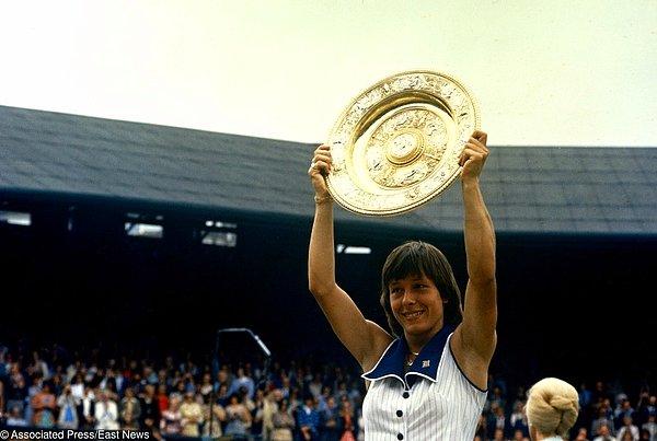 61. Martina Navratilova, Wimbledon Şampiyonasında kupa kaldırıyor. - 1978