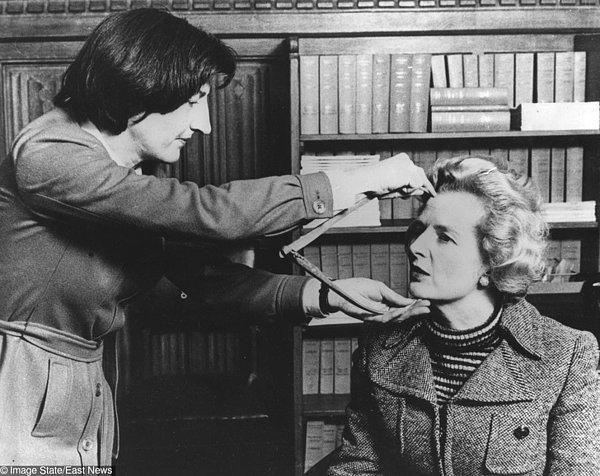 68. Margaret Thatcher, Madame Tussauds'a yerleştirilecek olan bal mumu portresi için ölçülüyor. - 1985