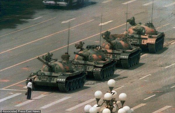 72. Tiananmen Meydanı ayaklanması sırasında tankların önünde duran bir Pekin vatandaşı - 1989