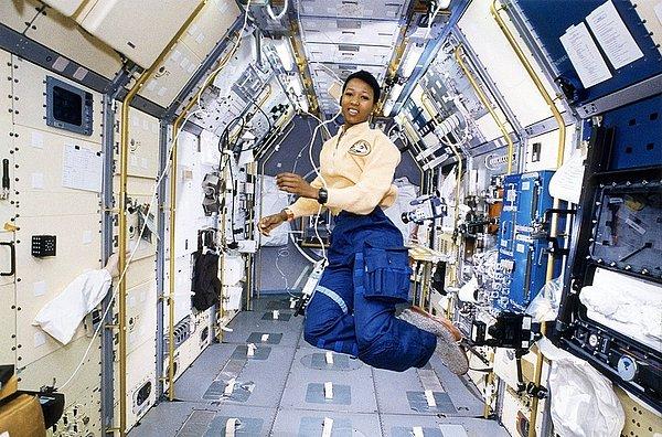 75. Astronot, Mae Jemison uzay laboratuvarı J'de çalışıyor. - 1992