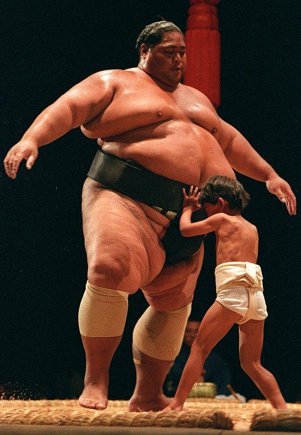 76. Suma Basho yarışmasının açılış töreninde tarihteki en şişman sumo güreşçisi ve küçük bir çocuk - 1993
