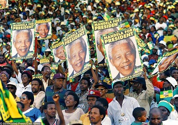 77. Konuşması sırasında başkanlık adayı Nelson Mandela için tezahürat yapan binlerce taraftar - 1994