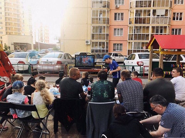 18. Если и смотреть "Кармелиту", то только всем двором!