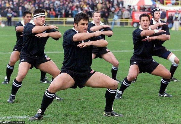 82. Yeni Zelanda "All Blacks" takımının kaptanı, Maori geleneksel savaşçı dansı olan Haka'ya liderlik ediyor. - 1999