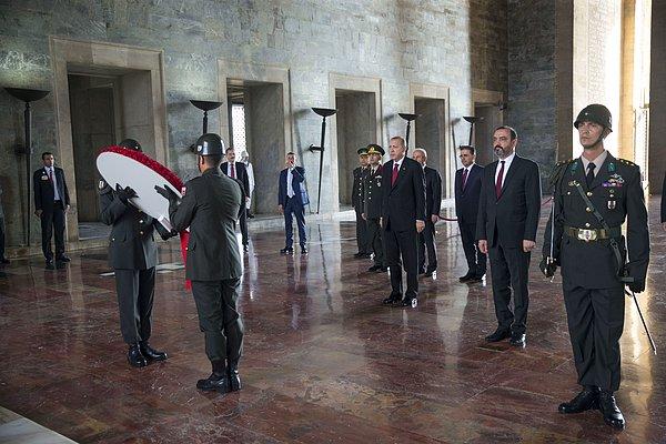 Erdoğan, Meclis'ten ayrıldıktan sonra Anıtkabir'i ziyaret etti.