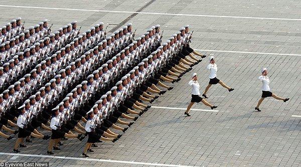 93. Kuzey Kore'de bir askeri geçit töreni - 2010