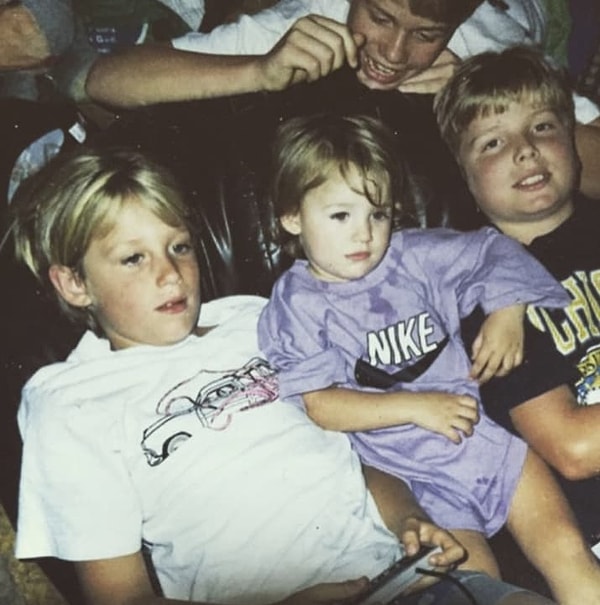 18. Малышка Блейк Лайвли (посередине) отдыхает с приятелями