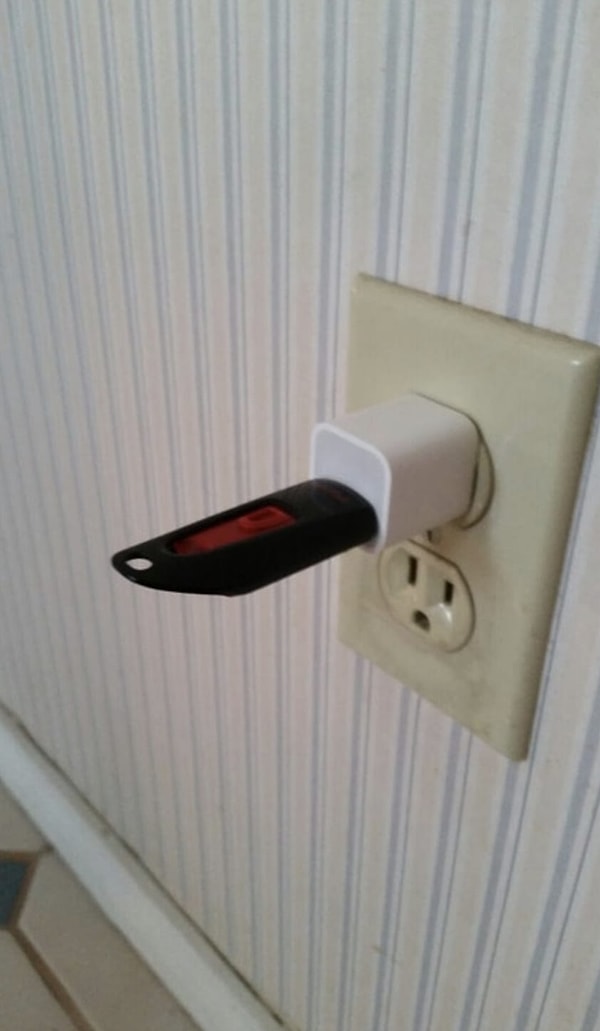 11. Эта бабуля любит всё заряжать