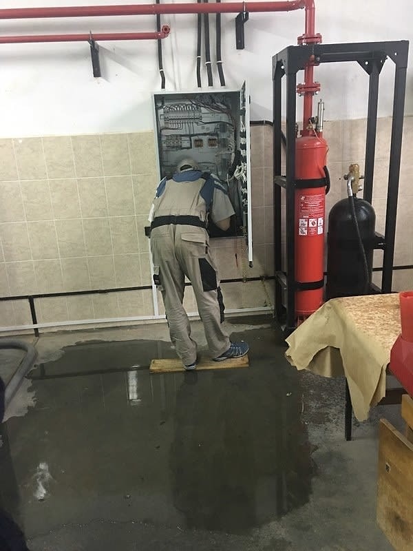 2. Отчаянный электрик в поисках адреналина