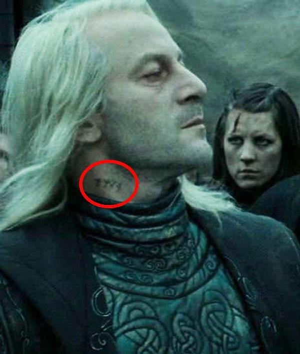 16. Ölüm Yadigarları Bölüm 2 filminde, Lucius Malfoy'un boynundaki dövme dikkat çekiyordu.
