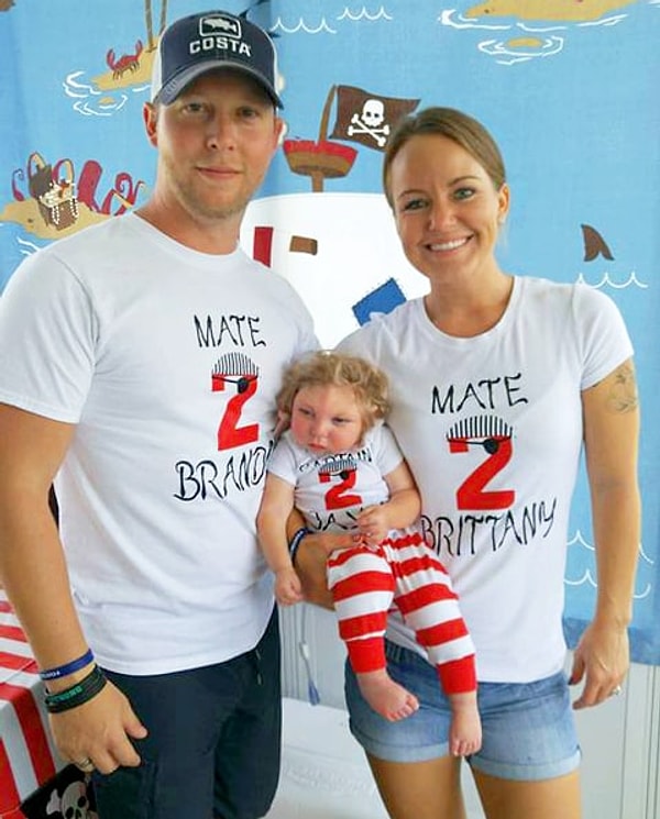 8. И сейчас они поняли, что приняли верное решение. Их малышу уже три года, и хотя он значительно отстает в развитии, Джексон может сказать пару слов, узнает свои игрушки и может хватать вещи.