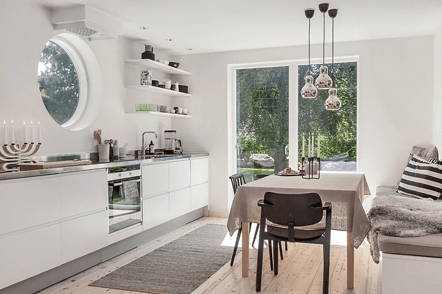 5. Bu minimalist mutfak gözlerinizi bahçeye çevirmek için yaratıcı çözümler bulmuş, özellikle bu yuvarlak pencereyle...