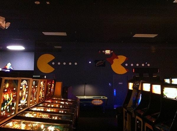 3. 'Pacman' ve 'Pacwoman'in bize yolu gösterdiği tabela. 😋🎮