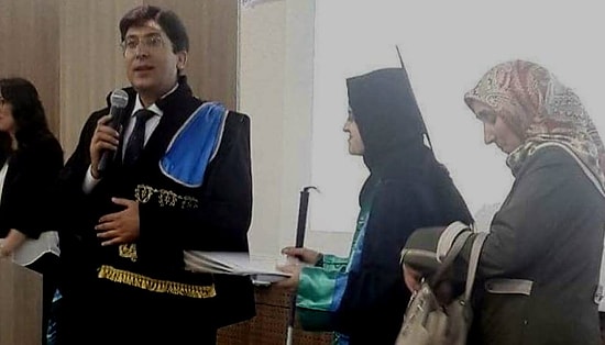 Yılın Annesi! Görme Engelli Kızına Ders Kitaplarını Okuyarak Hukuk Fakültesinden Dereceyle Mezun Etti