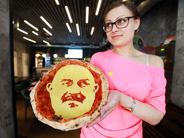 15. Лик тренера российской сборной по футболу Станислава Черчесова на сырной пицце в исполнении петербургских кулинаров из бара Hophead Tap Room 25 июня.