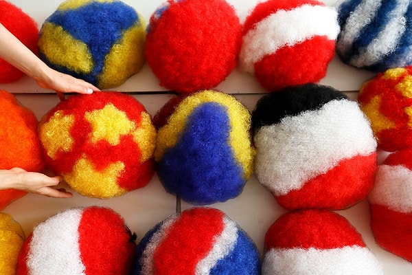 22. Китай производит парики в цветах флагов стран-участниц к открытию мундиаля 14 июня.