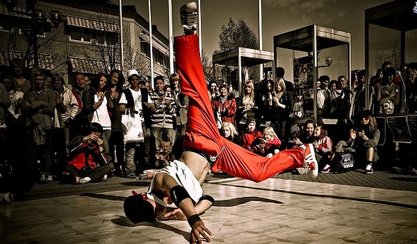 6. Зарождение этого уличного вида танца произошло в 60-х годах XX века, но окончательно сформировался он только в 70-х.