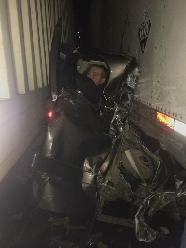 4. Легковушку расплющило между двум фурами, но водитель остался жив!