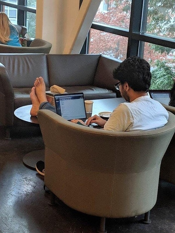 9. Прямо на обеденный стол. Так держать!