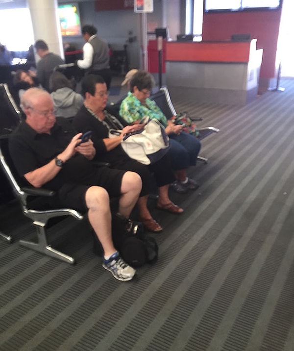 16. Ох уж это потерянное поколение! Вечно пялятся в телефоны!