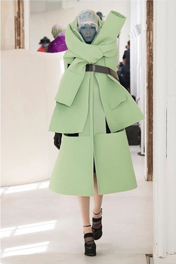 1. "Самоубийство с помощью пальто еще никто не совершал?"