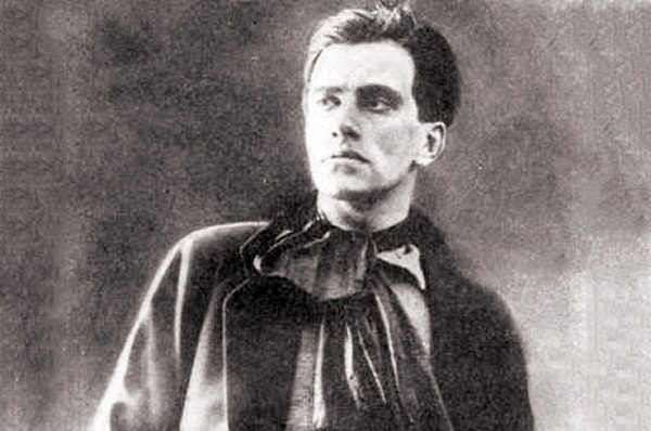 4. Кто считал Маяковского "единственным настоящим поэтом-футуристом"?