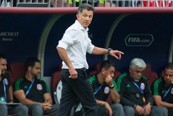 1. По неофициальной информации, 56-летний отец двоих детей увлекся спортивным обозревателем Марианной Закариас.