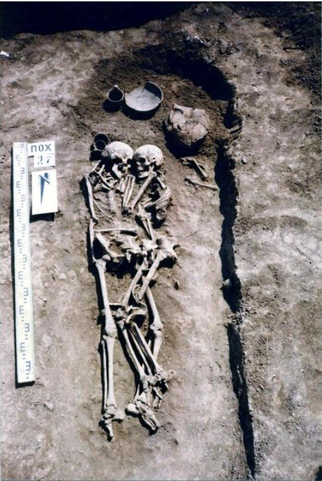 Ukrayna'daki yaklaşık 3.000 yıllık bir mezarda, sanki sevgi dolu bir şekilde sarılıyormuş gibi görünen bir erkek ve kadının kemikleri bulundu.