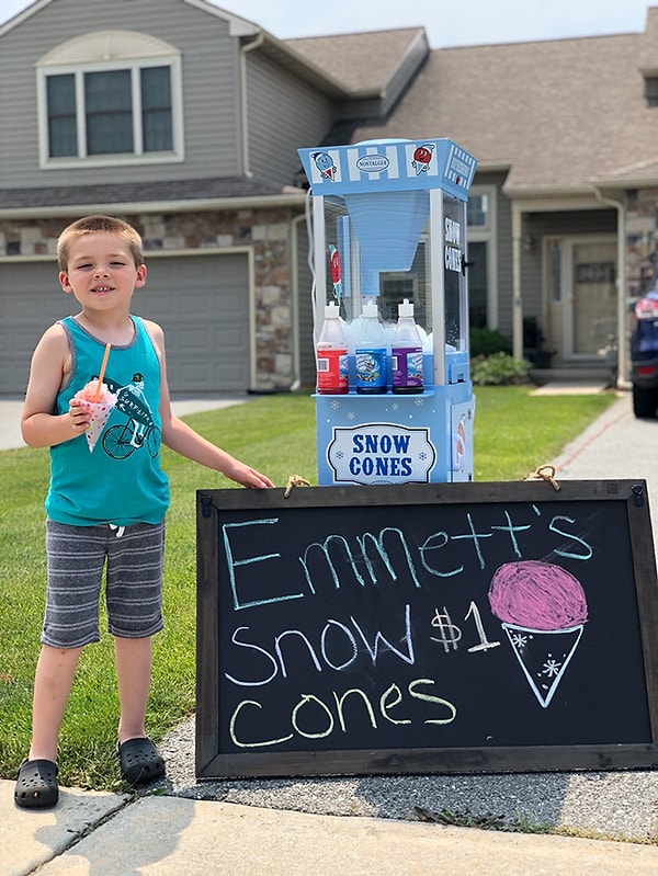 6. В первый день мальчик заработал 12$, потом 17$, потом уже 25$! Вот так Эммет начал свой успешный бизнес, имея на руках машину по производству льда и 3 разных сиропа.