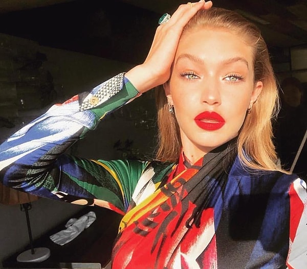 1. Если на фото вы видели Джиджи Хадид, которая держится за голову, то это не потому, что он изнемогает от мигрени. Всему виной новый тренд Инстаграм.