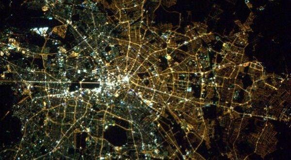 11. Berlin Duvarı yıkıldı ancak uzaydan bakıldığında Doğu Almanya ve Batı Almanya bariz şekilde fark ediliyor.