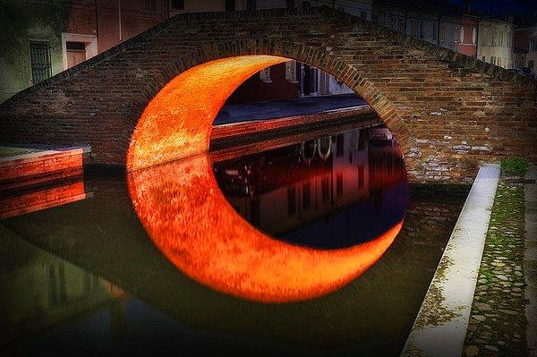 3. Köprüden yansıyan ışıkların Ay şeklinde şaşkınlık saçması.