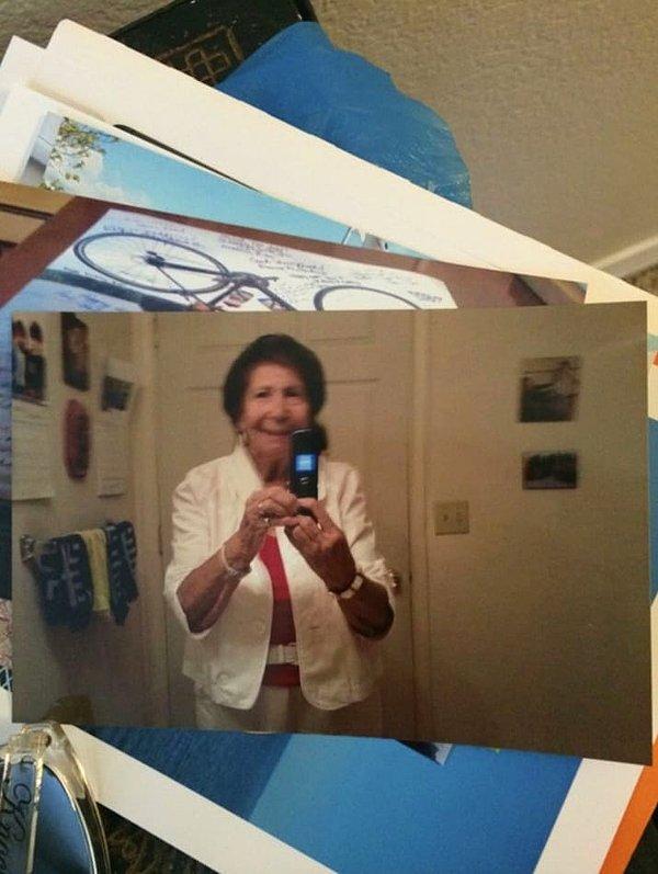 9. Bu büyükanne telefonla çektiği selfie'yi bastırıp postayla torununa göndermiş. Dünyanın en yavaş resimli mesajı!