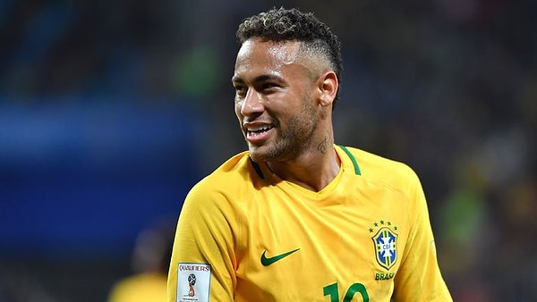 7. Звездный бразильский полузащитник Неймар забил два гола за сборную своей страны.