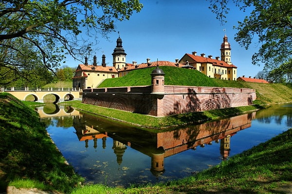 6. Флаг какой страны представляет собой прямоугольное полотнище, которое состоит из двух горизонтально расположенных цветных полос: верхнего красного и нижнего зеленого.