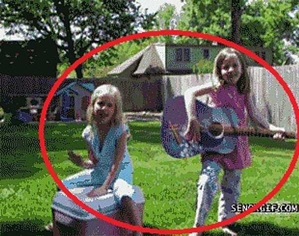 7. Будут ли эти девочки сбиты машинкой? 😲