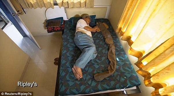 6. По словам мужчины, его ногти были настолько хрупкими, что ему приходилось быть очень аккуратным, чтобы не сломать их во сне.