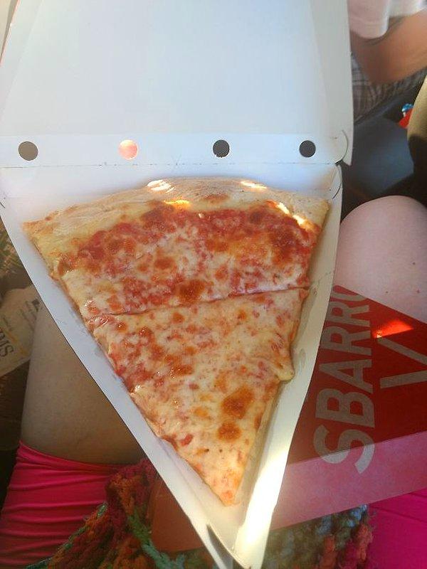 22. "Erkek arkadaşımla paylaşmak için pizzayı ikiye bölmelerini rica ettim."