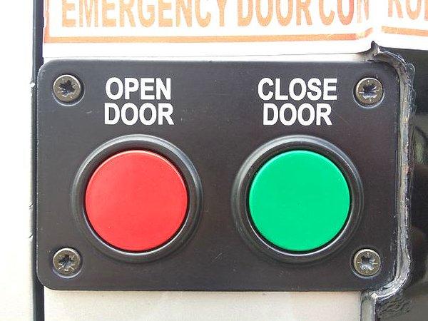 27. "Acil çıkış kapısını açan düğme kırmızı, kapatan düğme yeşil."