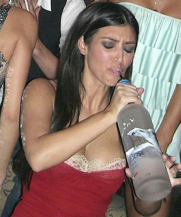 5. Ким, что ты так вцепилась в бутылку водки? Она же от тебя не убежит