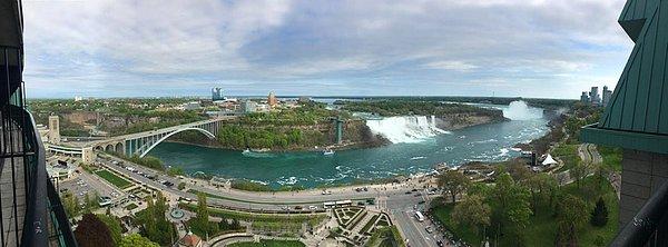 6. Kanada'da bir otel odasından çekilmiş Niagara Şelaleleri manzarası...