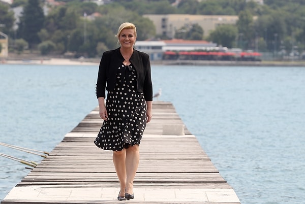 Его можно понять, все-таки такая шикарная женщина... А уж какие по Сети гуляют снимки "на пляже в купальнике"!