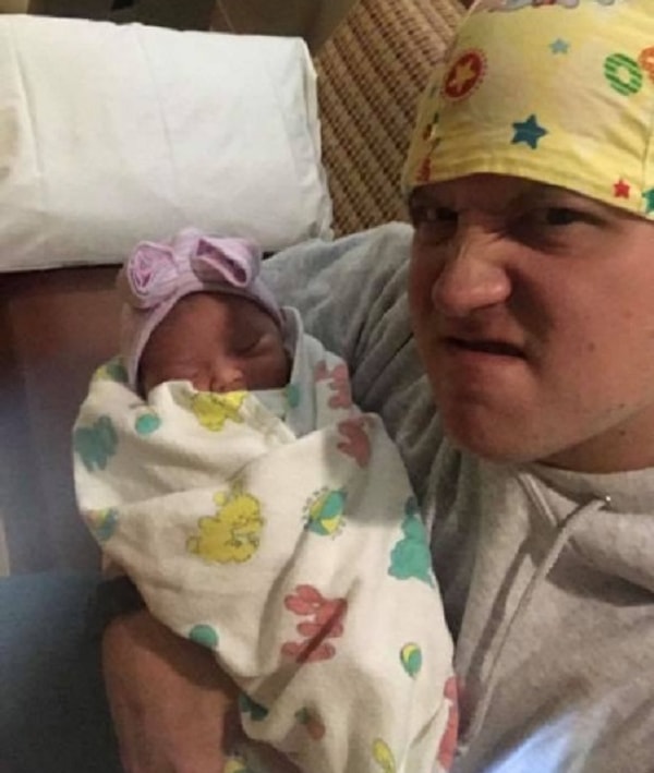 «Когда я увидел свою маленькую девочку, я почувствовал что-то невероятное и совершенно новое внутри себя! Я держу ее на руках и помогаю ей с кормлением. Я просто хочу быть хорошим папой для нее. Медсестры смотрят на меня как на супергероя. А я даже мечтать не могу о большем счастье. Конечно, роль и труд матерей неоспоримы, но я сделал это для них обеих, ведь я так люблю свою жену и дочь!"