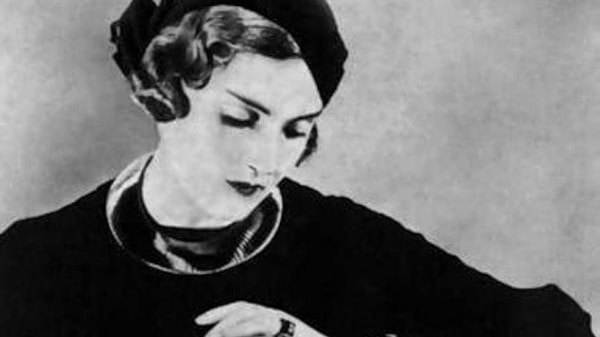 2. Свои первые стихи Владимир Маяковский посвятил женщине, с которой они познакомились у парижского доктора. Кто она?