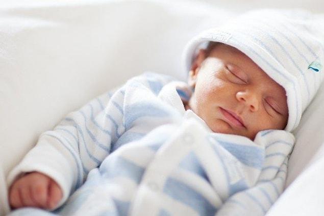 14. Anne karnındaki 7 aylık fetüsler bile rüya görür fakat rüyalarında kendilerini görebilmeleri için 4 yaşında olmayı beklemeleri gerek.