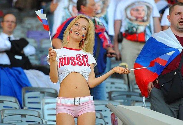 6. Rusya tribünlerinin en çok dikkat çeken güzelinin porno yıldızı çıkması.