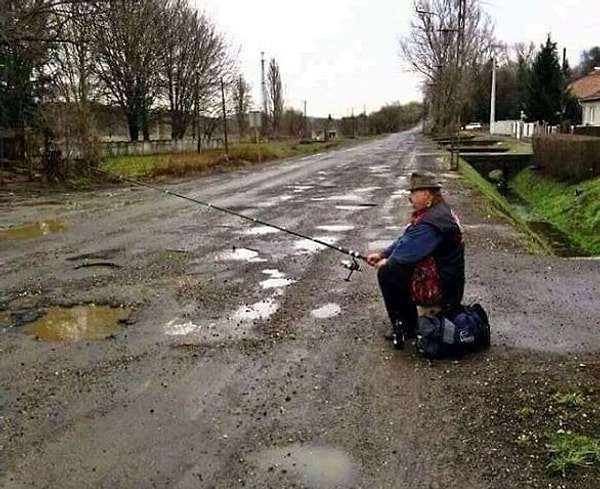 12. Если вы когда-нибудь почувствуете себя и глупым, и одиноким одновременно, то просто вспомните этого "рыбака"